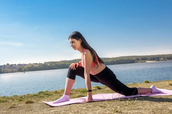 Mladá Žena Streching Nohy Brzy Ráno Před Pracovní Doby Venkovní — Stock fotografie