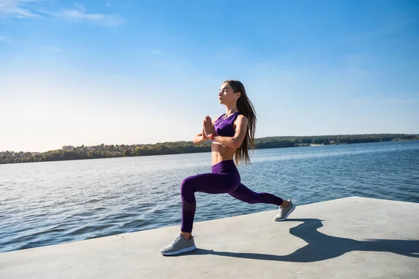 Sportovní Žena Cvičí Jógu Parku Dne Jezera Zdravý Životní Styl — Stock fotografie