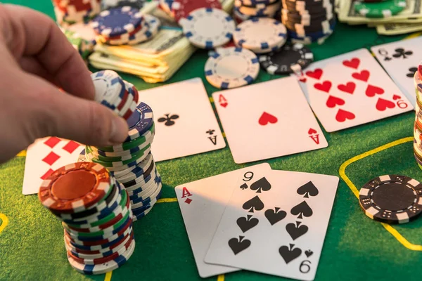 Uitzicht Een Speeltafel Met Veel Poker Kaart Chips Groene Mat — Stockfoto