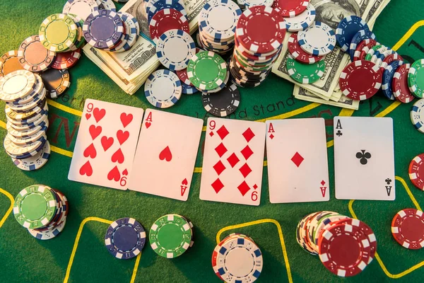 Vista Uma Mesa Jogo Com Muitas Cartas Poker Fichas Tapete — Fotografia de Stock