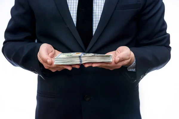 Beyaz Arka Planda Dolar Banknotları Gösteren Takım Elbiseli Bir Adam — Stok fotoğraf