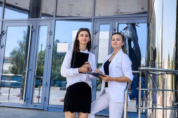 Két Fiatal Üzletasszony Pózol Irodaház Előtt Nők Vállalkozások — Stock Fotó