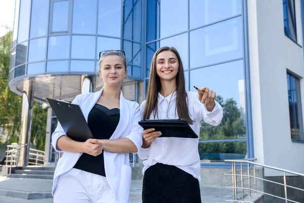 Dwie Odnoszące Sukcesy Młode Biznesowe Panie Tabletem Stojące Pobliżu Biurowca — Zdjęcie stockowe