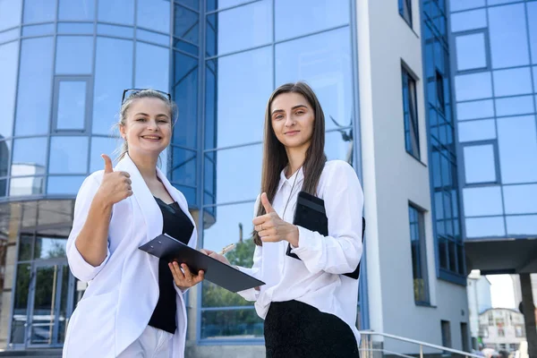 Dwie Młode Biznesmenki Pozujące Przed Budynkiem Biurowym Kobiety Przedsiębiorstwa — Zdjęcie stockowe