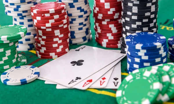 Conceito Jogo Quatro Ases Combinação Com Fichas Poker Mesa Verde — Fotografia de Stock