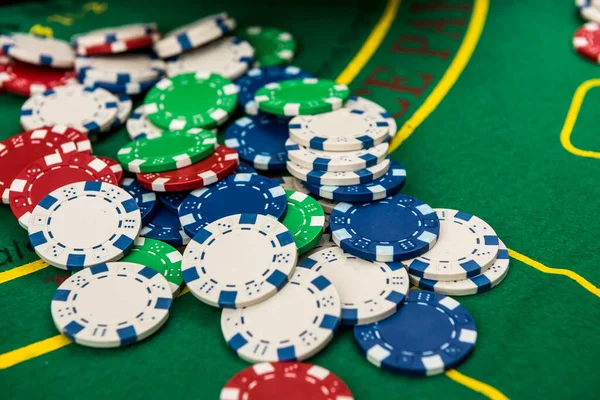 Conceito Jogo Entretenimento Muitas Fichas Casino Diferentes Superfície Mesa Jogo — Fotografia de Stock