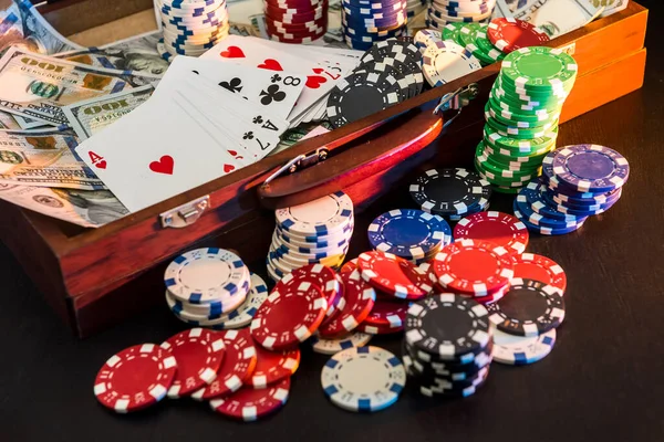 Gokken Concepten Wedden Een Gok Voor Investeerders Case Vol Chips — Stockfoto