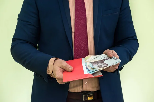 Biznesmen Otrzymuje Pieniądze Jako Łapówkę Kopercie Człowiek Daje Całą Masę — Zdjęcie stockowe