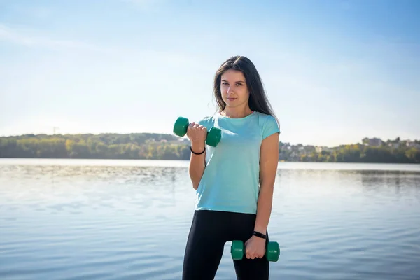 Fitness Žena Dělá Ráno Cvičení Malými Váhami Jezera — Stock fotografie