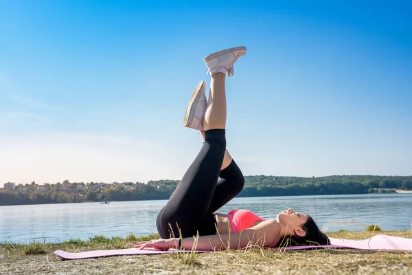 Sporty Fit Žena Cvičí Jógu Jezera Dne Koncept Zdravého Životního — Stock fotografie