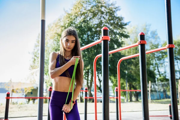 Krásná Štíhlá Dívka Sportovním Oblečení Dělá Ranní Cvičení Venkovním Sportovišti — Stock fotografie