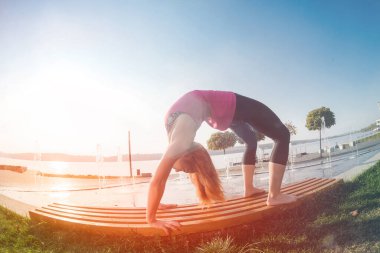 Güzel bir kız sabah işe gitmeden yoga pozu veriyor. Sağlıklı yaşam tarzı