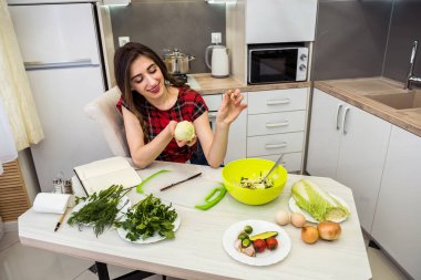 Genç bir kadın mutfakta yemek hazırlıyor. sağlıklı yaşam tarzı.