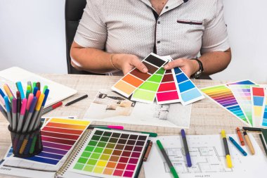 Duvarları boyamak için şık bir tasarımcı seçmişsin. Hayalindeki apartman dekorasyonu.