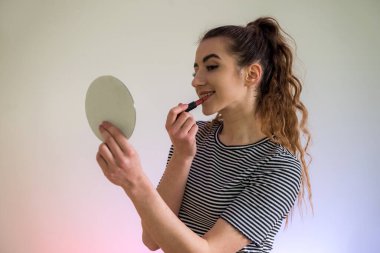 Genç ve güzel bir kadın yeşilde kendini yeniliyor..