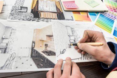 Modern yenileme için ev yapımı taslak ve renk örneğiyle ofiste tasarımcılık yapıyorum. mimarlık projesi