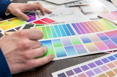 Modern yenileme için ev yapımı taslak ve renk örneğiyle ofiste tasarımcılık yapıyorum. mimarlık projesi