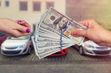 Yeni bir araba alıyorum. Alıcı ve satıcı bir araba almak ya da kiralamak için anlaşma yapar.