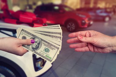 Müşteri bize satılık ya da yeni araba kiralamak için para veriyor. .