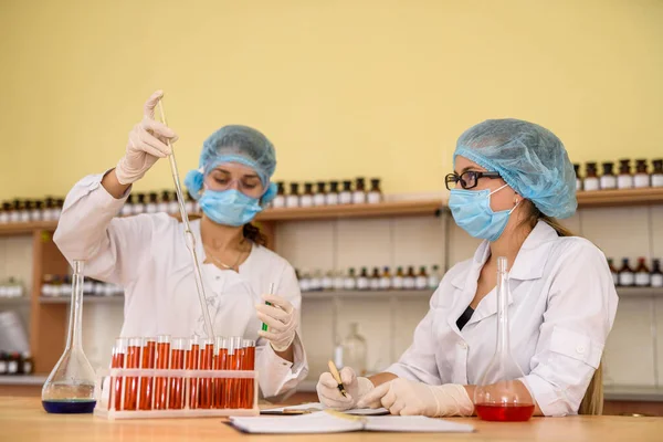 Chemiker Rack Mit Reagenzgläsern Roter Farbe Und Menschlichen Händen Schutzhandschuhen — Stockfoto