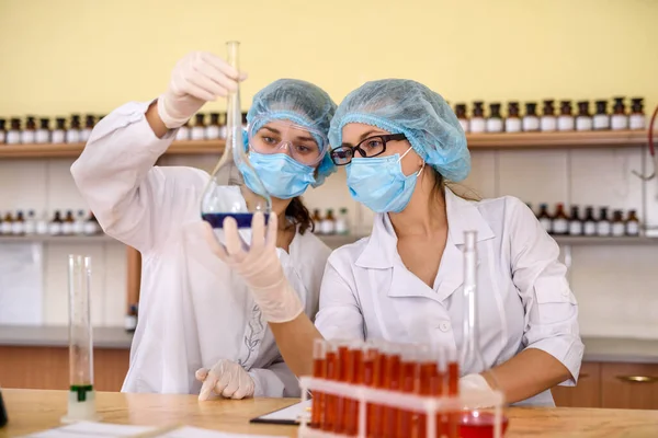 Zwei Chemiker Labor Untersuchen Fläschchen Mit Blauer Substanz — Stockfoto