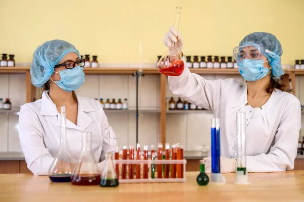 Chemische Experimente Labor Zwei Chemiker Untersuchen Fläschchen Mit Flüssiger Substanz — Stockfoto