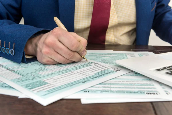Buchhalter Füllt Steuerformular Aus Geschäftsmann Buchhaltung Finanzdokument Papierkram Zeit Für — Stockfoto