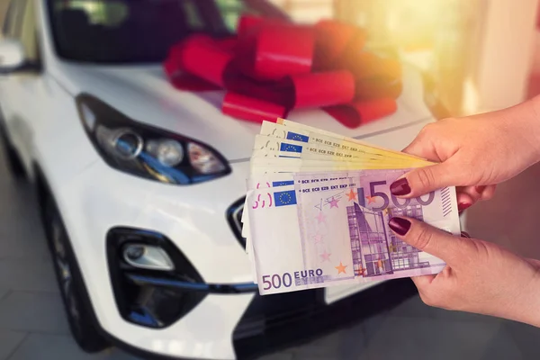 Kunden Betalar Eurosedlar För Sin Dröm Bil — Stockfoto