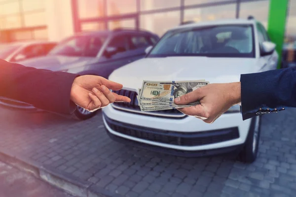 Yeni Bir Araba Alıyorum Alıcı Satıcı Bir Araba Almak Kiralamak — Stok fotoğraf