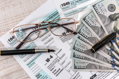 Üzerimizde dolarlar var. Kalemle birlikte. vergi kavramı