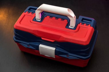 Alet kilidi koyu arkaplanda izole edilmiş plastik çanta kutusu. sanayi
