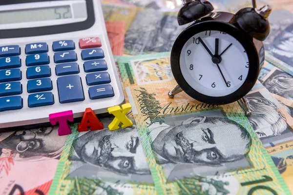 Steuerkonzept Mit Australischem Dollar Und Uhr Auf Holztisch — Stockfoto