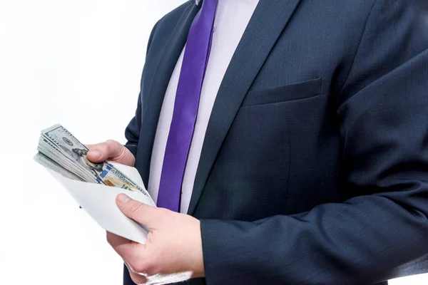 Takım Elbiseli Bir Işadamı Elinde Dolar Banknotlarıyla Bir Zarf Tutuyor — Stok fotoğraf