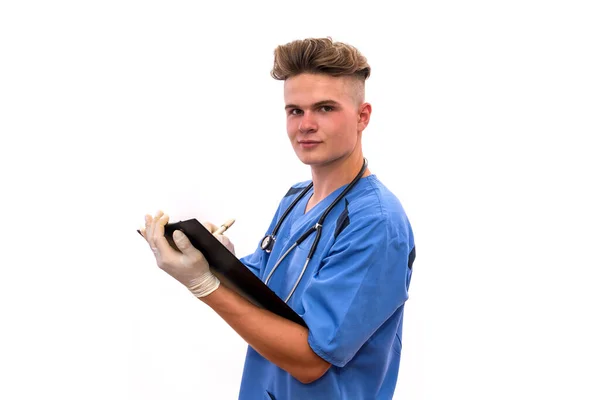 Dosyası Kalemi Beyaz Arka Planda Izole Edilmiş Genç Bir Doktor — Stok fotoğraf