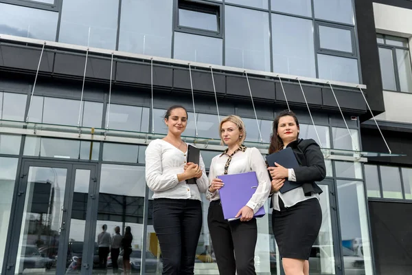 Три Дамы Костюмах Стоят Рядом Бизнес Центром Снаружи — стоковое фото