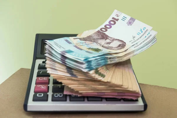 Muitos Dinheiro Ucraniano Deitado Calculadora 1000 Notas Uah — Fotografia de Stock