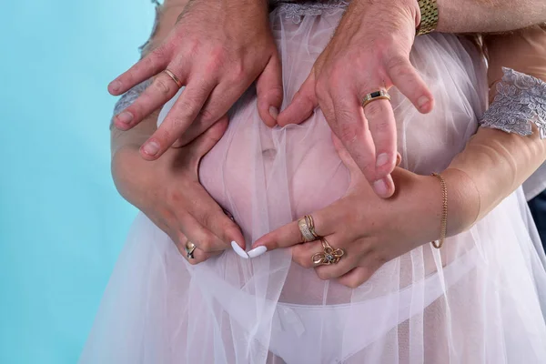 Ciąża Brzuch Męskimi Żeńskimi Rękami Nim Zbliżenie — Zdjęcie stockowe