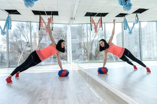 Kadın Spor Salonunda Aynanın Önünde Topla Egzersiz Yapıyor — Stok fotoğraf