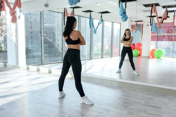 Mujer Atlética Joven Posando Gimnasio Ante Espejo —  Fotos de Stock