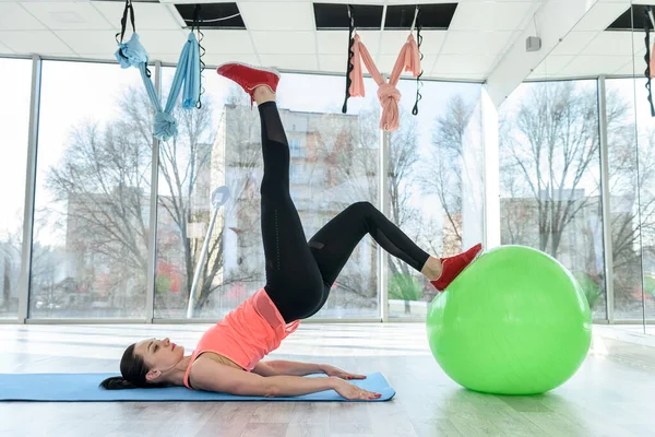 Mulher Ginásio Fazendo Exercícios Com Fitball — Fotografia de Stock