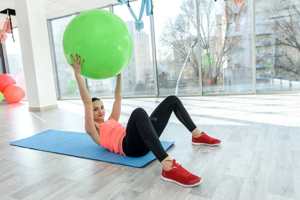 Spor Salonundaki Genç Zayıf Kadın Pilates Topunun Üzerinde Dinleniyor Genç — Stok fotoğraf