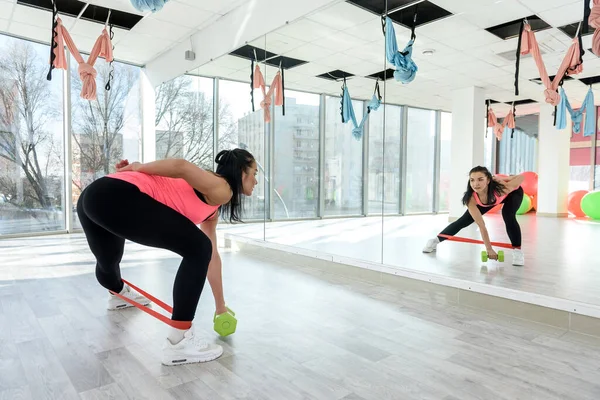 Joven Mujer Deportiva Ejercicios Entrenamiento Vendaje Elástico Gimnasio Chica Haciendo —  Fotos de Stock