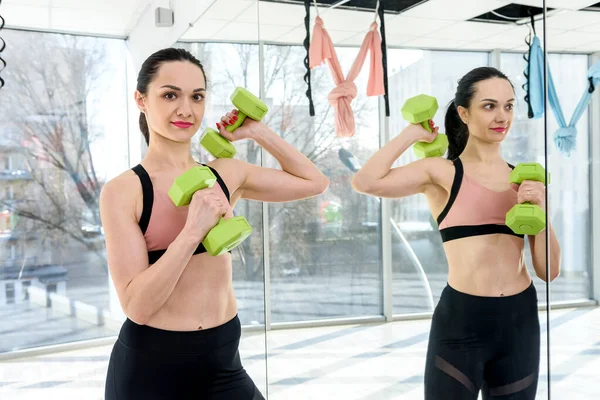 Mulher Atlética Bombeando Músculos Com Halteres Antes Dia Trabalho Ginásio — Fotografia de Stock