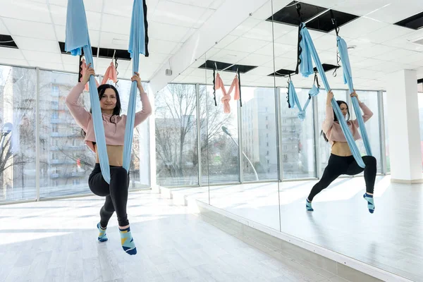 Zayıf Genç Bir Kadın Spor Salonunda Sinekle Yoga Yapıyor Rahatlama — Stok fotoğraf