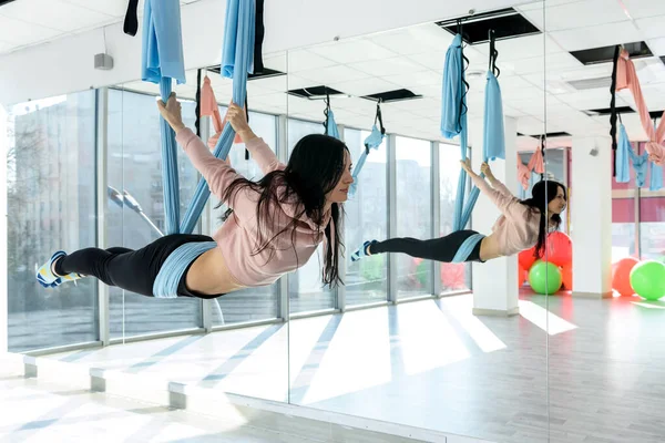 Jovem Mulher Fazendo Exercícios Ioga Aérea — Fotografia de Stock