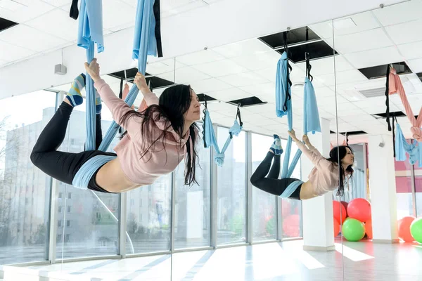 Frau Fitnessstudio Macht Fliegende Yoga Übungen — Stockfoto