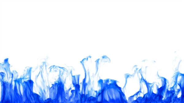 青インクや白い背景の煙 抽象的なイラスト 化学炎 — ストック写真