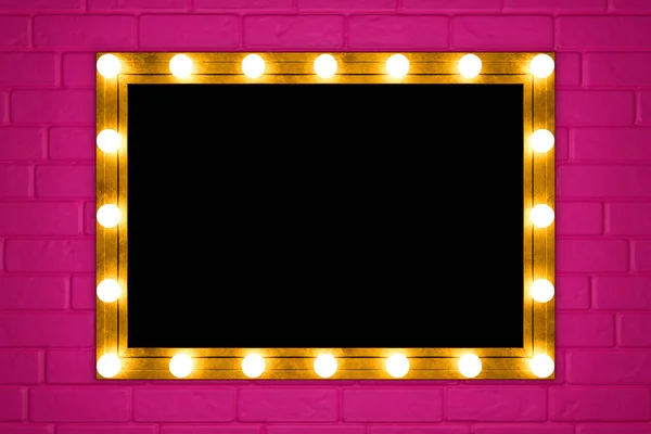 粉红砖墙上的化妆镜面 带着金镜的一面墙 金相框和灯泡 时尚背景 3D渲染 高分辨度 — 图库照片