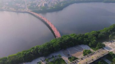 01 01 2025 Tampico Mexico Hava Aracı, Laguna Köprüsü 'nün Kongre Merkezi ve Metropolitan Tiyatrosu' nun gündoğumu ikonik turizm simgesi Laguna del Carpintero tarafından çekilmiş görüntüleri.