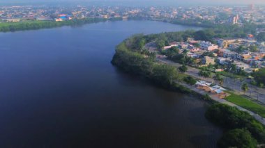 01 01 2025 Tampico Mexico editoryal hava aracı. Laguna del Carpintero kıyı şeridi. Gündoğumu ikonik şehir gölü.